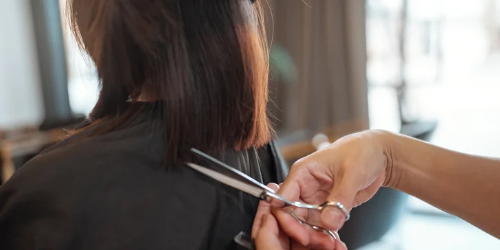 Péče o vaše kadeře: střih, barvení a hloubková regenerace pro každou délku