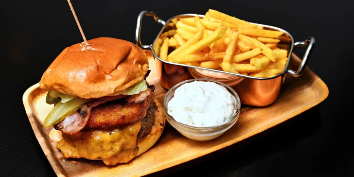 Luxusní tříchodové menu pro dva: welcome drink, krevety či tatarák, steak nebo burger i dezert