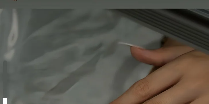 Manikúra nebo pedikúra s lakováním, masáží i gelem či akrylem