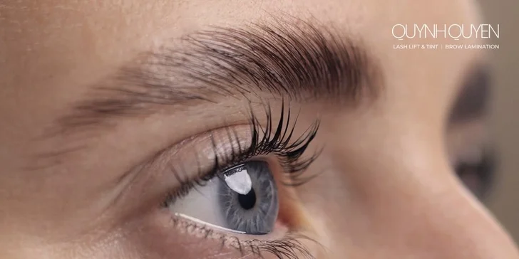 Laminace a úprava obočí, prodloužení řas metodou řasa na řasu nebo 2 až 3D