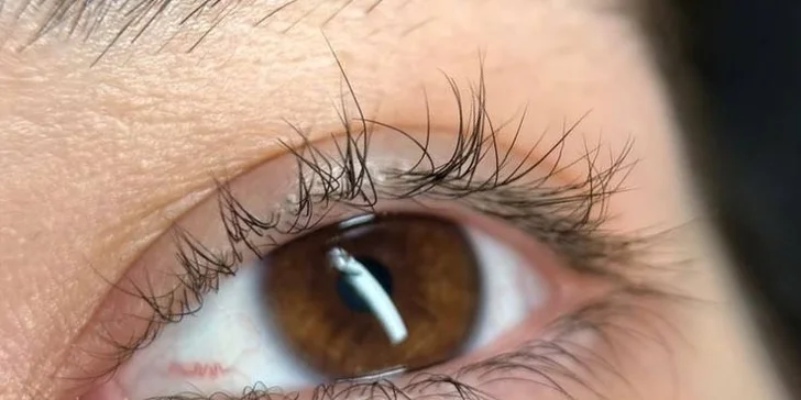 Laminace a úprava obočí, prodloužení řas metodou řasa na řasu nebo 2 až 3D