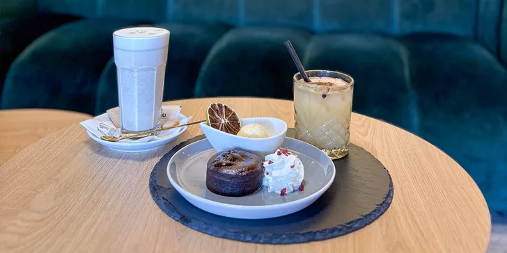 Chai latte, zimní koktejl a brownie v krásné kavárně pro 1 nebo 2 osoby