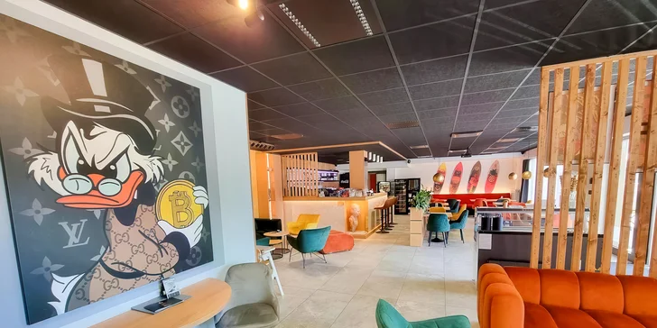 Chai latte, zimní koktejl a brownie v krásné kavárně pro 1 nebo 2 osoby