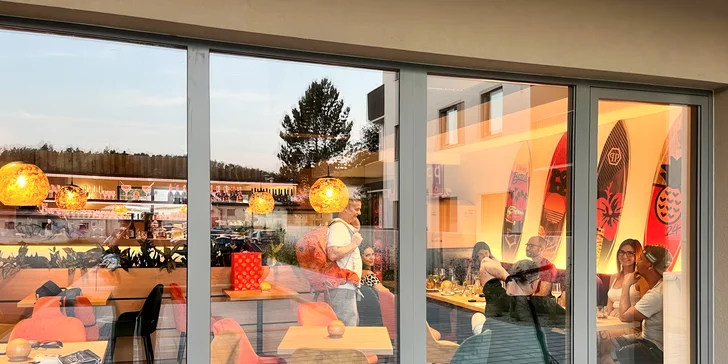 Chai latte, zimní koktejl a brownie v krásné kavárně pro 1 nebo 2 osoby