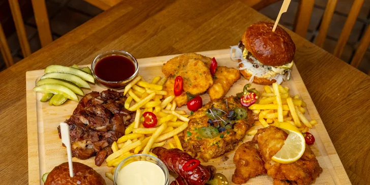 Naložené masové prkno pro 2 nebo 4 osoby: řízky, klobása, burgery ad.