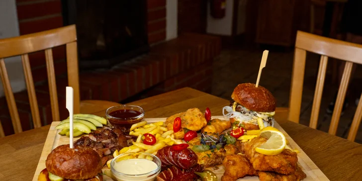 Naložené masové prkno pro 2 nebo 4 osoby: řízky, klobása, burgery ad.