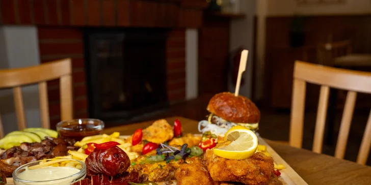 Naložené masové prkno pro 2 nebo 4 osoby: řízky, klobása, burgery ad.