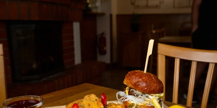 Naložené masové prkno pro 2 nebo 4 osoby: řízky, klobása, burgery ad.