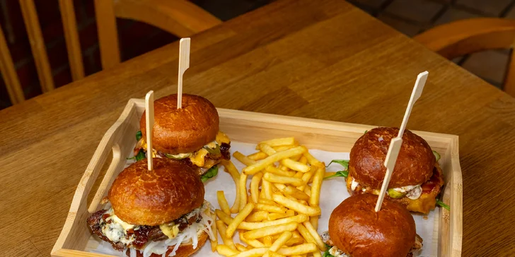 Čtyři druhy mini burgerů s porcí hranolků pro 2 nebo 4 osoby