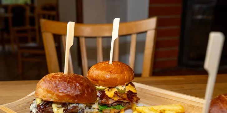 Čtyři druhy mini burgerů s porcí hranolků pro 2 nebo 4 osoby