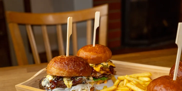 Čtyři druhy mini burgerů s porcí hranolků pro 2 nebo 4 osoby