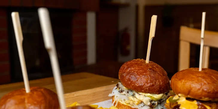 Čtyři druhy mini burgerů s porcí hranolků pro 2 nebo 4 osoby