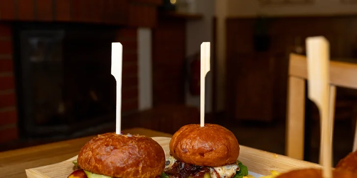 Čtyři druhy mini burgerů s porcí hranolků pro 2 nebo 4 osoby