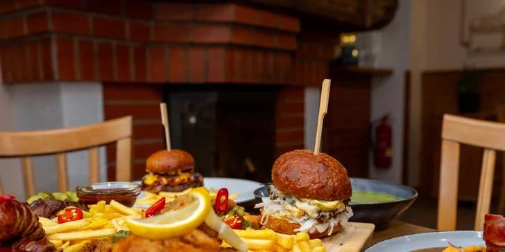 Naložené masové prkno pro 2 nebo 4 osoby: řízky, klobása, burgery ad.