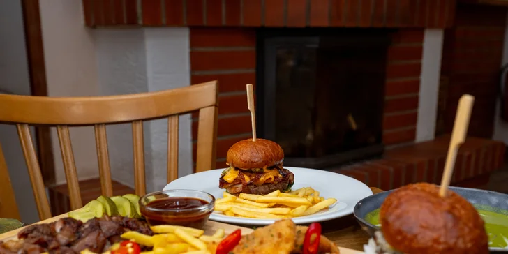 Naložené masové prkno pro 2 nebo 4 osoby: řízky, klobása, burgery ad.