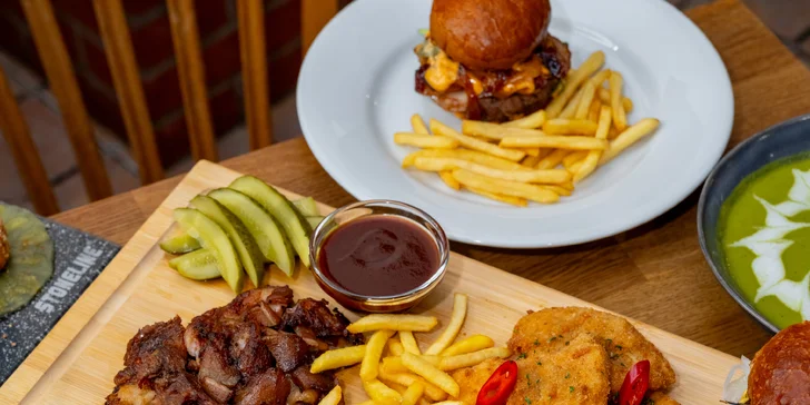 Naložené masové prkno pro 2 nebo 4 osoby: řízky, klobása, burgery ad.