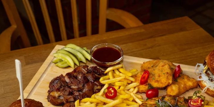 Naložené masové prkno pro 2 nebo 4 osoby: řízky, klobása, burgery ad.