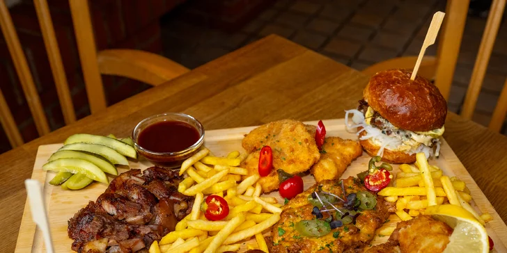 Naložené masové prkno pro 2 nebo 4 osoby: řízky, klobása, burgery ad.