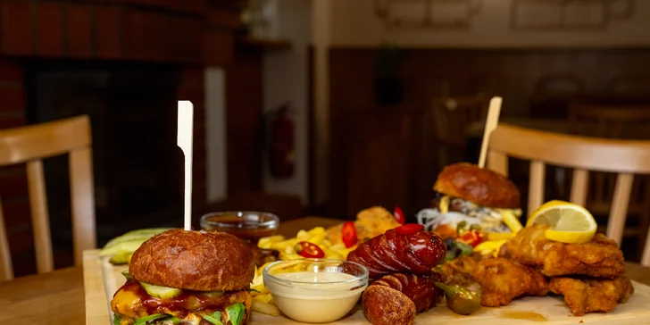 Naložené masové prkno pro 2 nebo 4 osoby: řízky, klobása, burgery ad.