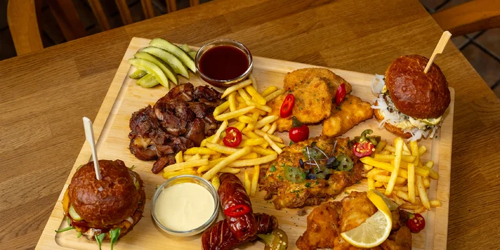 Naložené masové prkno pro 2 nebo 4 osoby: řízky, klobása, burgery ad.