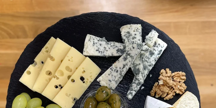 Ochutnávka gruzínských vín a talíř tapas pro 2 osoby v kavárně Sladký méďa