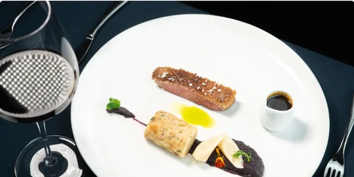 Luxusní 5chodové menu v Žižkovské věži: foie gras, losos, kachní prsa, cheesecake a signature koktejly