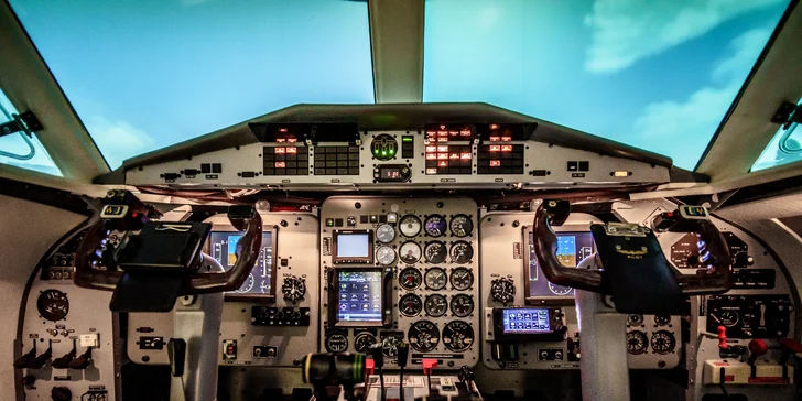 Simulátor letounu L410: 20-60 minut pilotování pro jednoho i romantický let pro dva