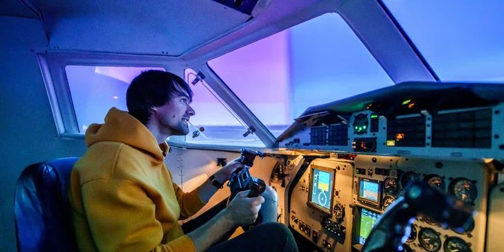Simulátor letounu L410: 20-60 minut pilotování pro jednoho i romantický let pro dva