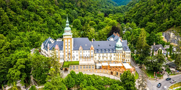 Luxusní dovolená na zámku: neomezený wellness i polopenze, 2 děti zdarma