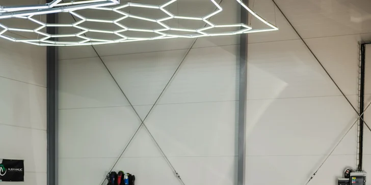 Klasické mytí vozu, vosk, čištění interiéru mokrou i suchou cestou a detailing