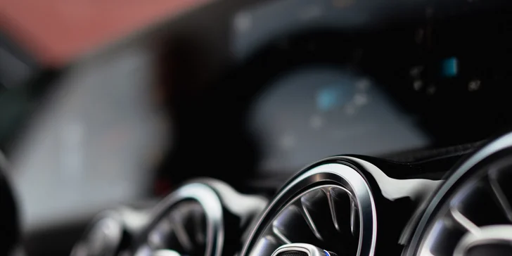 Klasické mytí vozu, vosk, čištění interiéru mokrou i suchou cestou a detailing