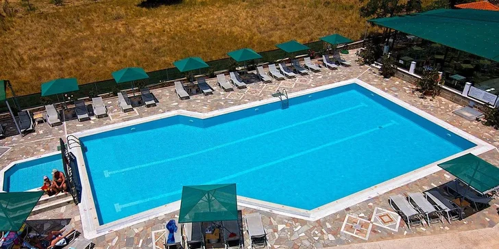 Dovolená na ostrově Lesbos: hotel kousek od pláže, snídaně, bazén i letenky