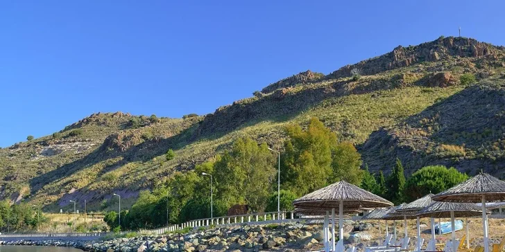 Dovolená na ostrově Lesbos: hotel kousek od pláže, snídaně, bazén i letenky