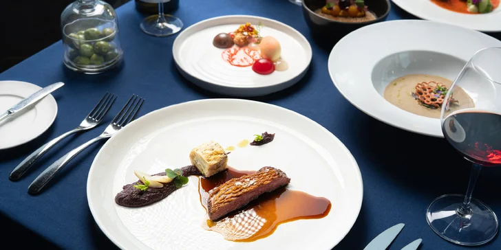 Luxusní 5chodové menu v Žižkovské věži: foie gras, losos, kachní prsa, cheesecake a signature koktejly
