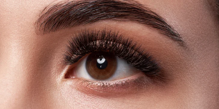 Laminace a úprava obočí, prodloužení řas metodou řasa na řasu nebo 2 až 3D