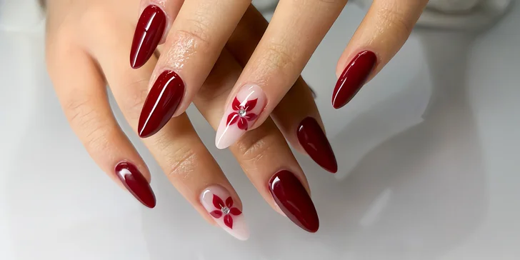 Manikúra nebo pedikúra s lakováním, masáží i gelem či akrylem