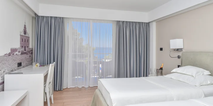 Krásně zrenovovaný hotel v Makarské: u pláže a s bazénem, snídaně nebo polopenze