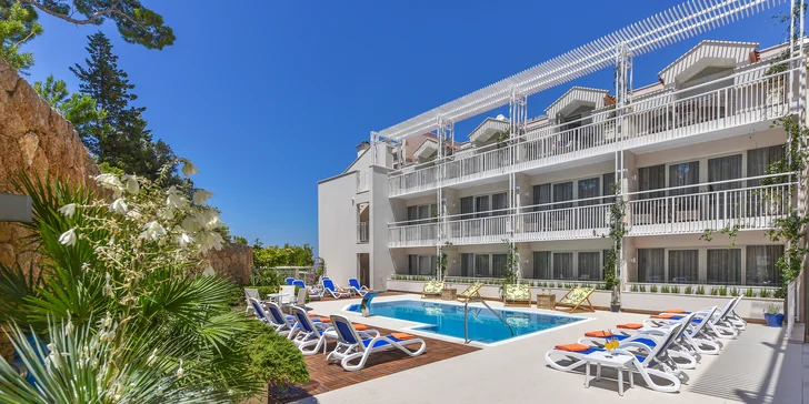 Krásně zrenovovaný hotel v Makarské: u pláže a s bazénem, snídaně nebo polopenze