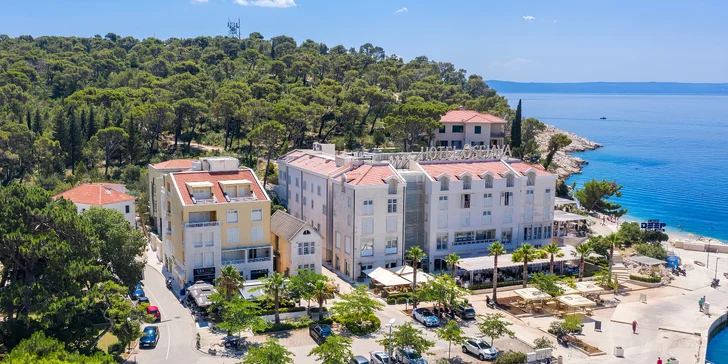 Krásně zrenovovaný hotel v Makarské: u pláže a s bazénem, snídaně nebo polopenze