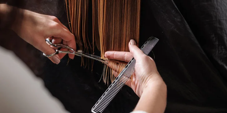 Kadeřnický balíček: střih včetně masáže hlavy a hydratační masky