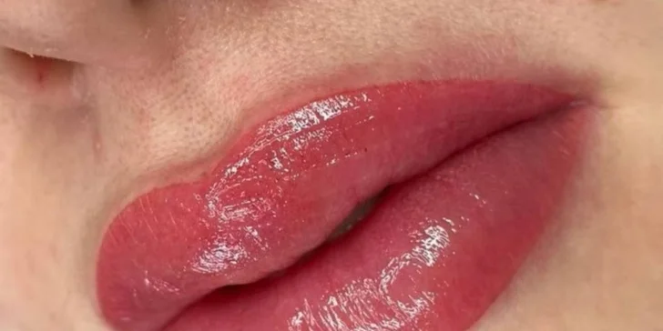 Nechte zvýraznit svou přirozenou krásu: permanentní make-up obočí nebo rtů