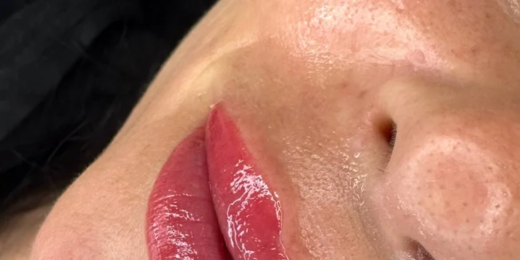 Nechte zvýraznit svou přirozenou krásu: permanentní make-up obočí nebo rtů