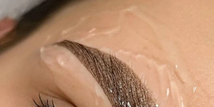 Nechte zvýraznit svou přirozenou krásu: permanentní make-up obočí nebo rtů