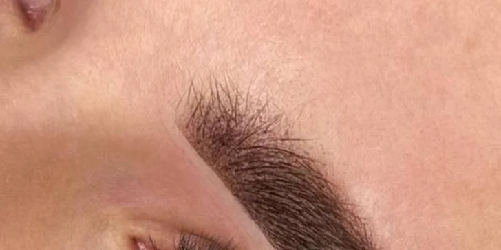 Nechte zvýraznit svou přirozenou krásu: permanentní make-up obočí nebo rtů