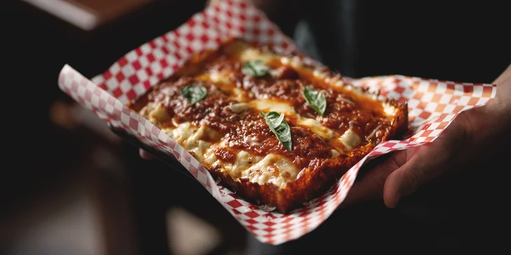 Otevřené vouchery do pizzerie v detroitském stylu na jídlo i nápoje: 500-1500 Kč