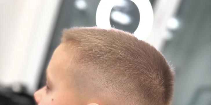 Klasický či moderní pánský střih včetně mytí i foukané ve Studiu by Shady