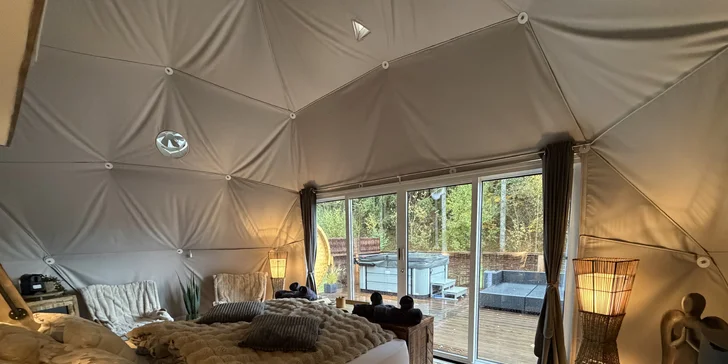 Luxusní glampingová kupole na východě Čech se saunou a vířivkou i snídaní
