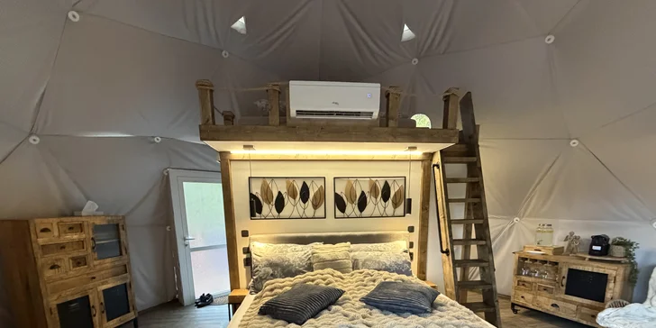 Luxusní glampingová kupole na východě Čech se saunou a vířivkou i snídaní