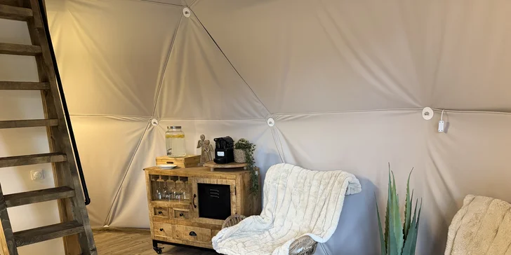 Luxusní glampingová kupole na východě Čech se saunou a vířivkou i snídaní