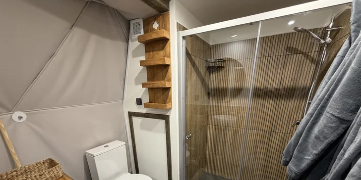 Luxusní glampingová kupole na východě Čech se saunou a vířivkou i snídaní